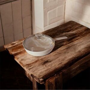 This is a Corning Ware microwave browning skillet with a Pyrex lid